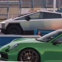Cybertruck-beats-Porsche-911-while-towing-a-911